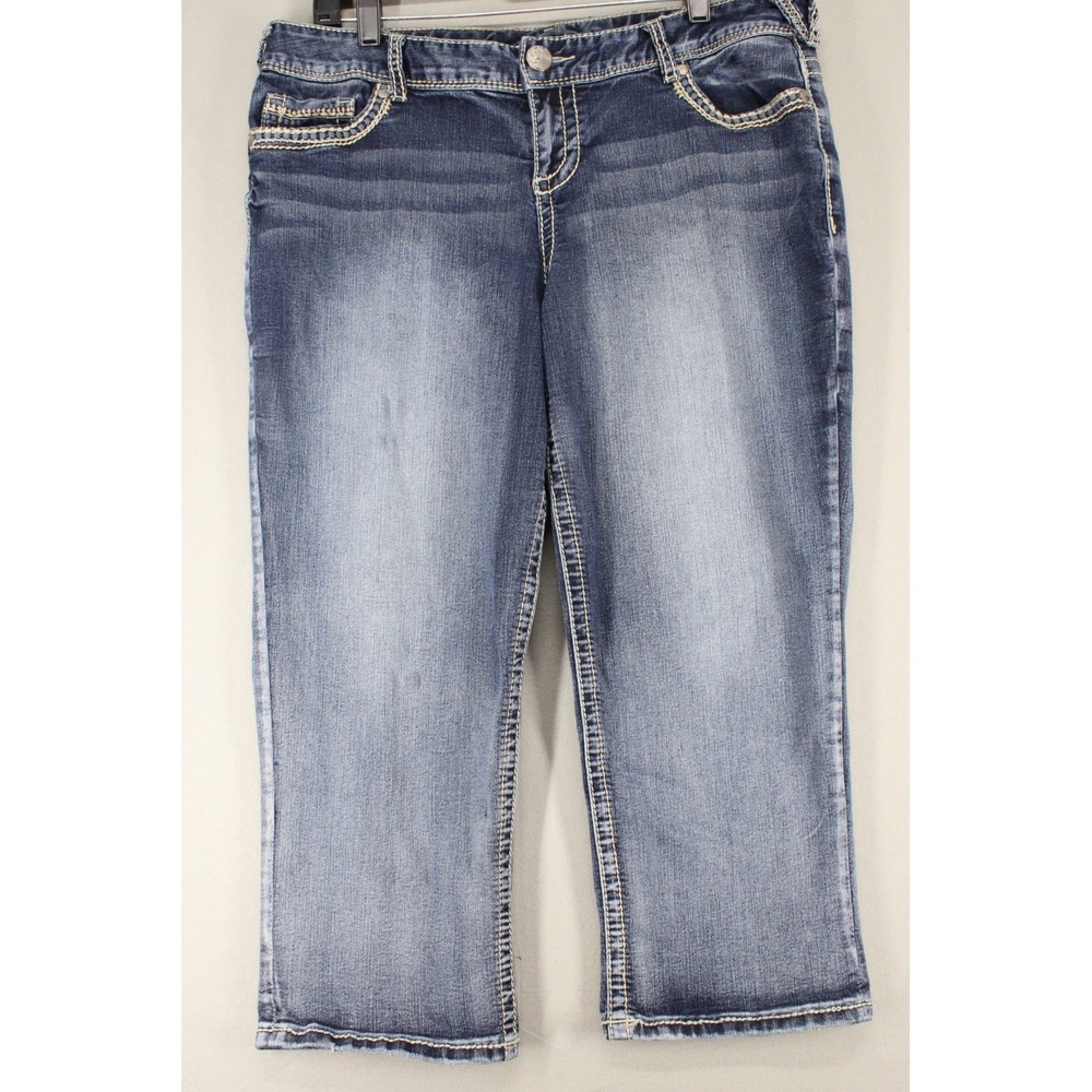 Maurices Womens Denim Capri Jeans Size 15/16 Medium Wash Embroidered Pockets